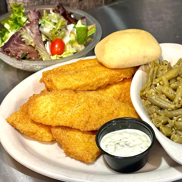 Golden fried cod filets with tartar sauce, green beans and a side salad
